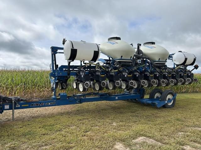 Image of Kinze 3660 equipment image 1
