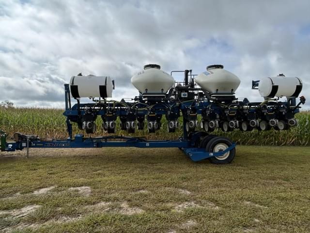 Image of Kinze 3660 equipment image 2