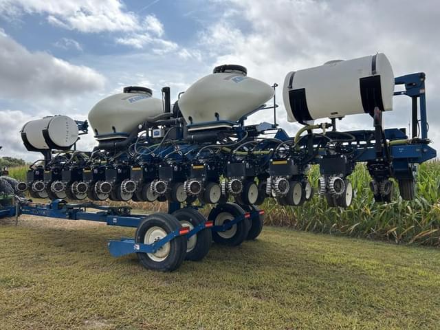 Image of Kinze 3660 equipment image 3