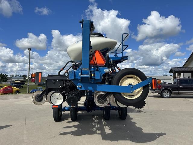 Image of Kinze 3660 equipment image 3