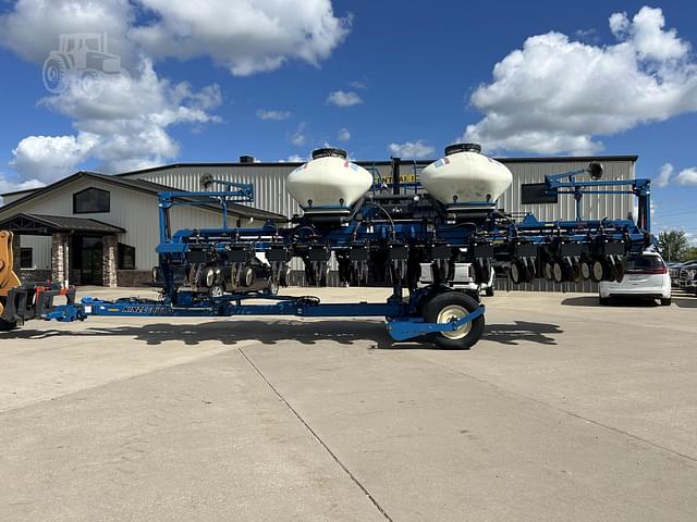 Image of Kinze 3660 equipment image 1