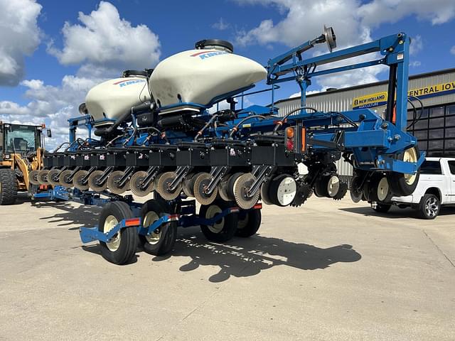 Image of Kinze 3660 equipment image 2