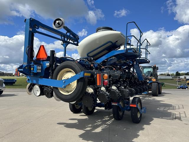 Image of Kinze 3660 equipment image 4