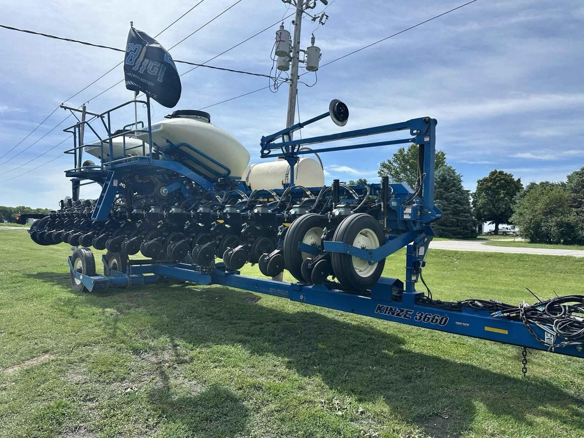 2010 Kinze 3660 Equipment Image0