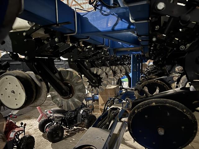 Image of Kinze 3660 equipment image 2