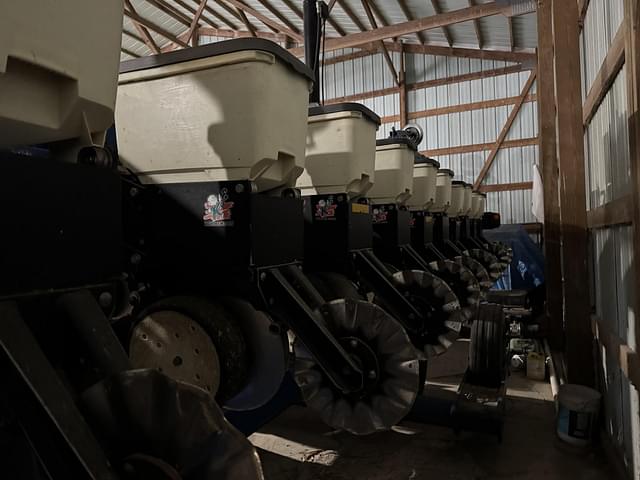 Image of Kinze 3660 equipment image 3