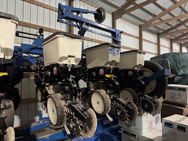 Image of Kinze 3660 equipment image 1