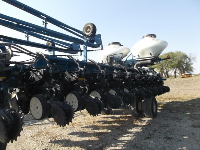 Image of Kinze 3700 equipment image 3