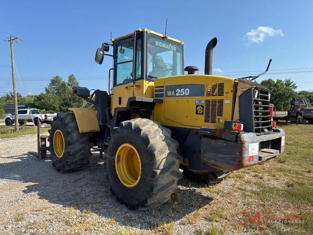 Image of Komatsu WA250-6 equipment image 2