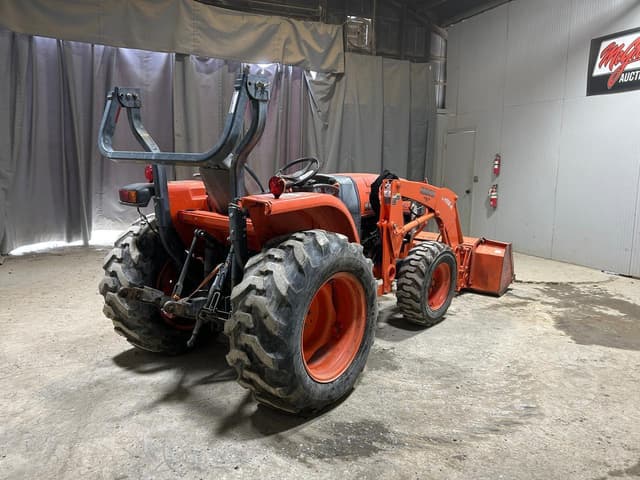 Image of Kubota L3240 equipment image 3