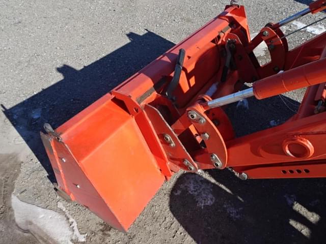 Image of Kubota L3240 equipment image 3