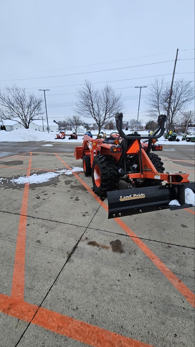 Image of Kubota L3700SU equipment image 4