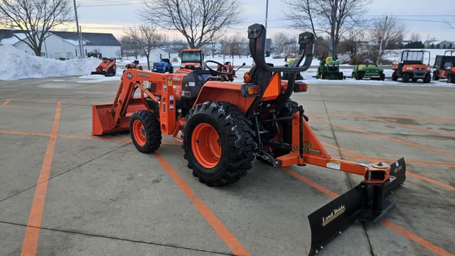 Image of Kubota L3700SU equipment image 4