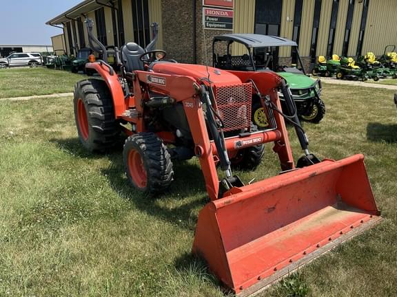 Image of Kubota L4740 equipment image 3