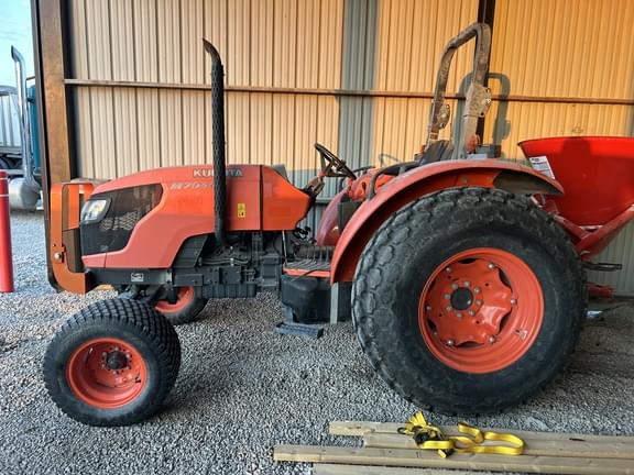 Image of Kubota M7040 equipment image 1