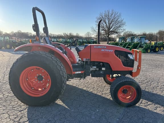 Image of Kubota M7040 equipment image 4