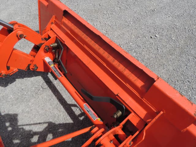 Image of Kubota M8540 equipment image 4