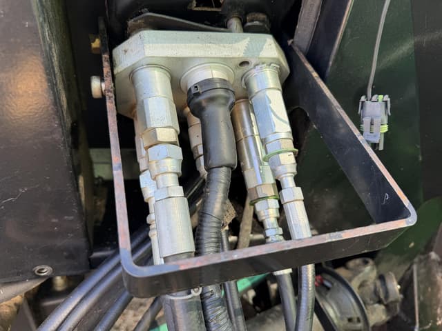 Image of MacDon FD70 equipment image 4