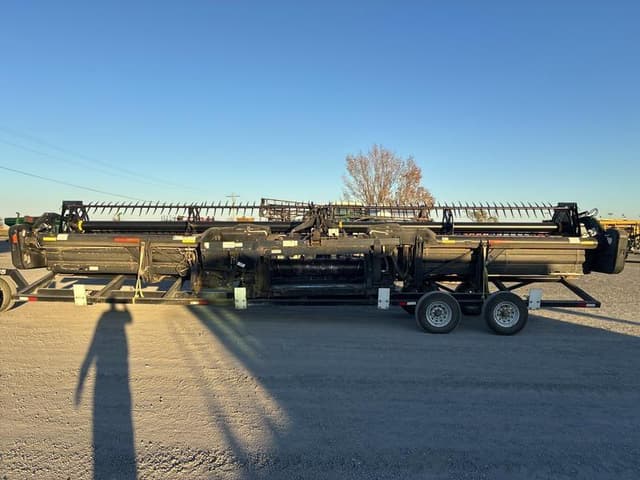 Image of MacDon FD70 equipment image 4