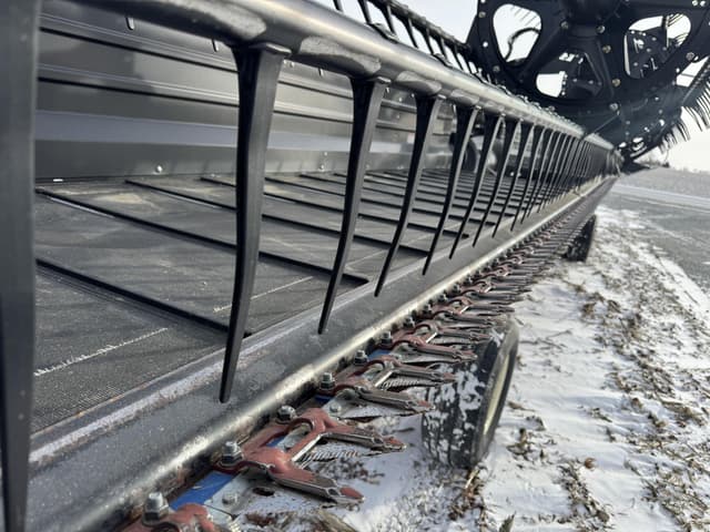 Image of MacDon FD70 equipment image 4