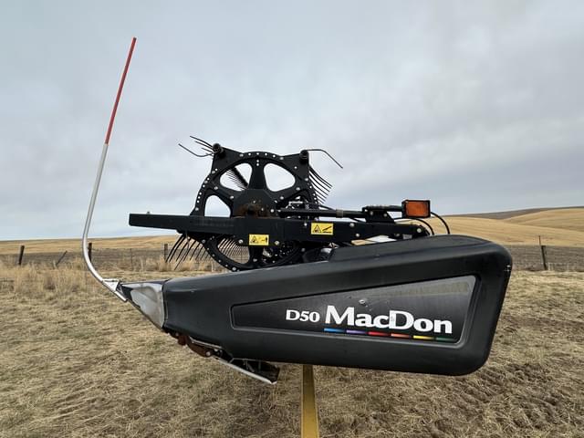 Image of MacDon D50 equipment image 3