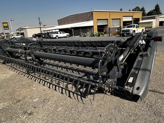 2010 MacDon D60 Equipment Image0