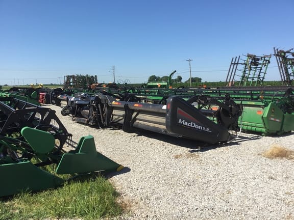 2010 MacDon FD70 Equipment Image0