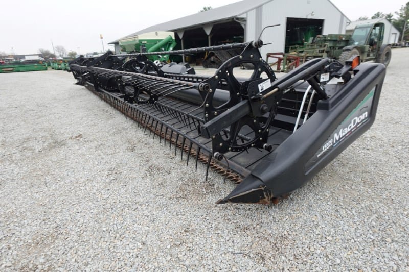 2010 MacDon FD70 Equipment Image0