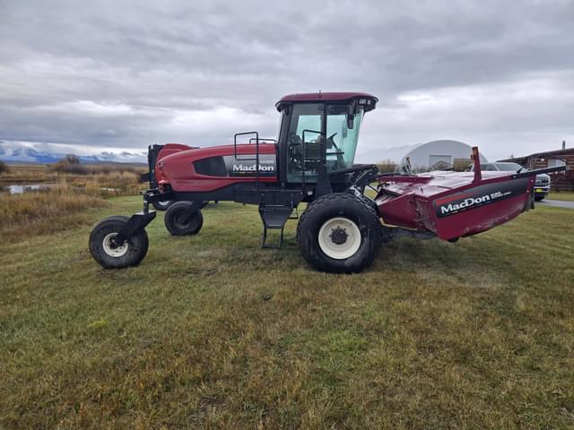 Image of MacDon M200 equipment image 3