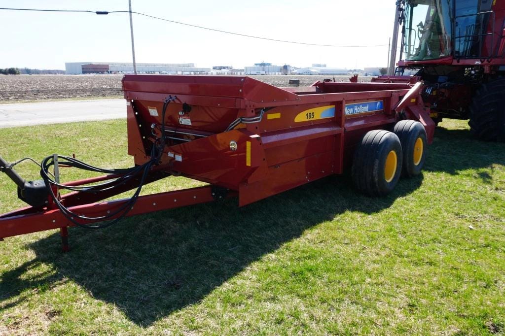 2010 New Holland 195 Equipment Image0