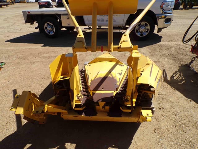 Image of New Holland 824 equipment image 4