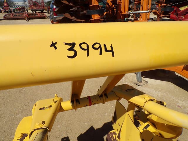 Image of New Holland 824 equipment image 2