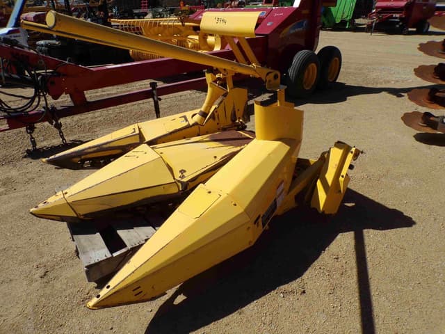 Image of New Holland 824 equipment image 3