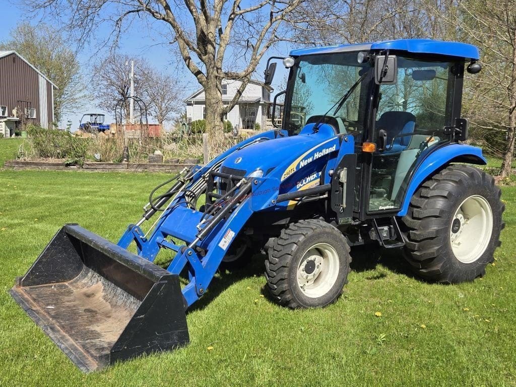 Main image New Holland Boomer 3045