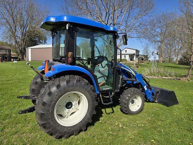 Image of New Holland Boomer 3045 equipment image 2
