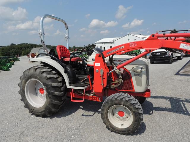 Image of New Holland Boomer 8N equipment image 2