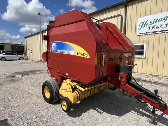 Image of New Holland BR7070 equipment image 2