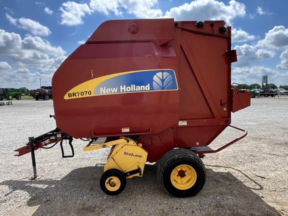 Image of New Holland BR7070 equipment image 4