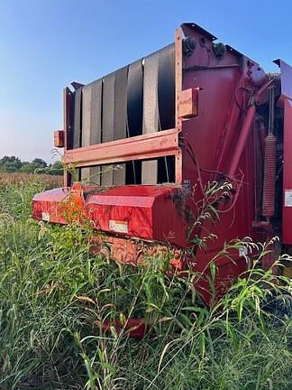 Image of New Holland BR7090 equipment image 2