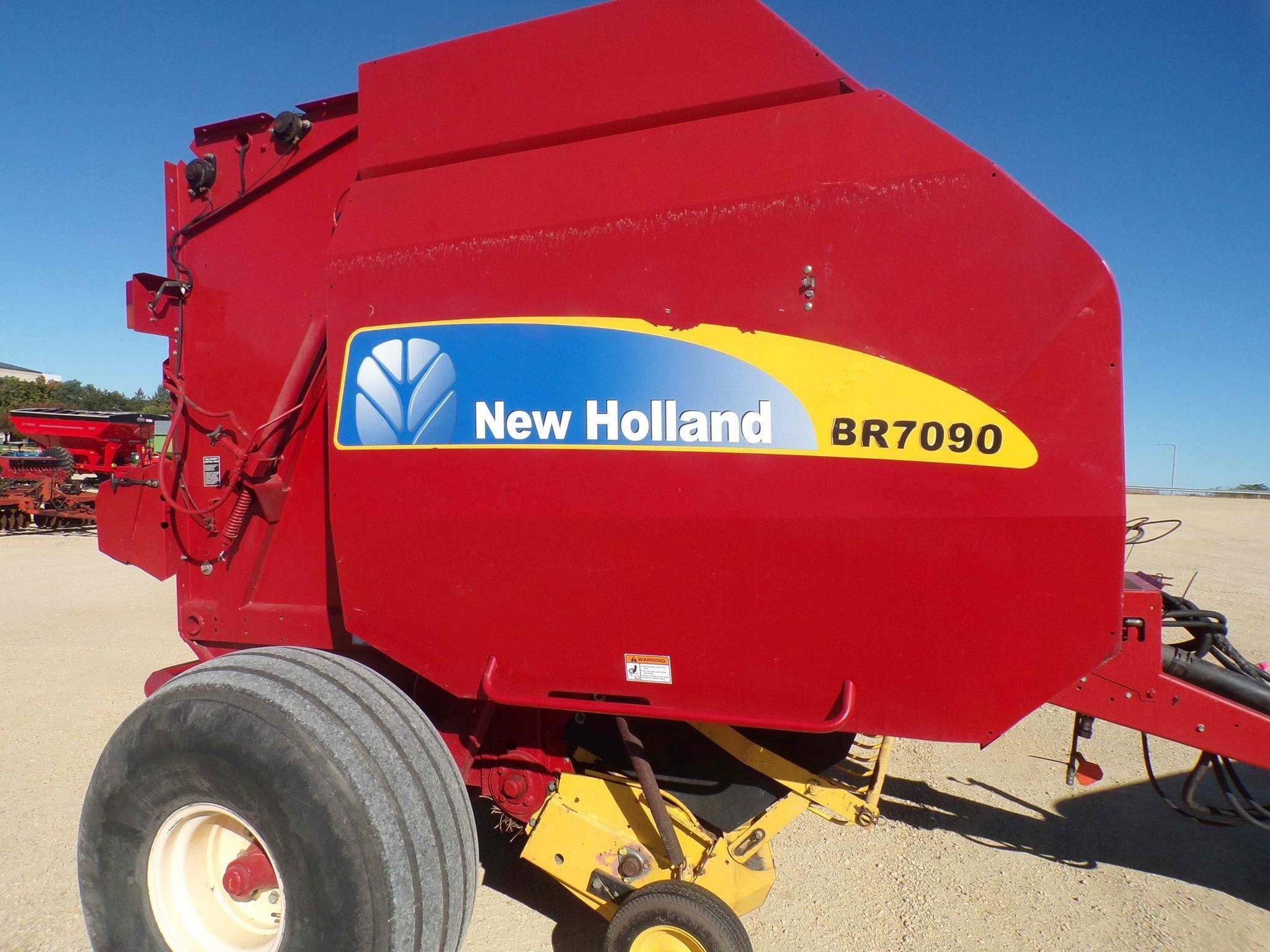 2010 New Holland BR7090 Equipment Image0