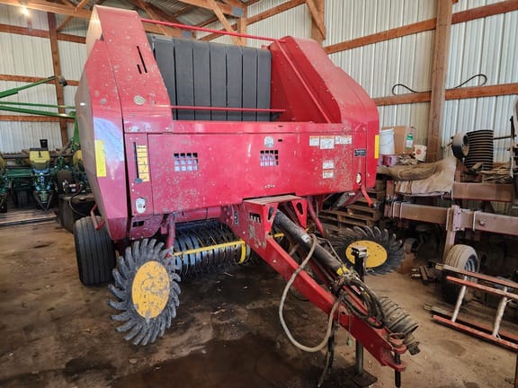 2010 New Holland BR7090 Equipment Image0