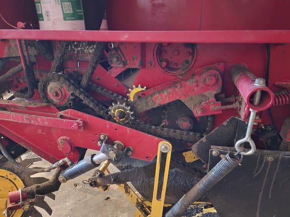 Image of New Holland BR7090 equipment image 1