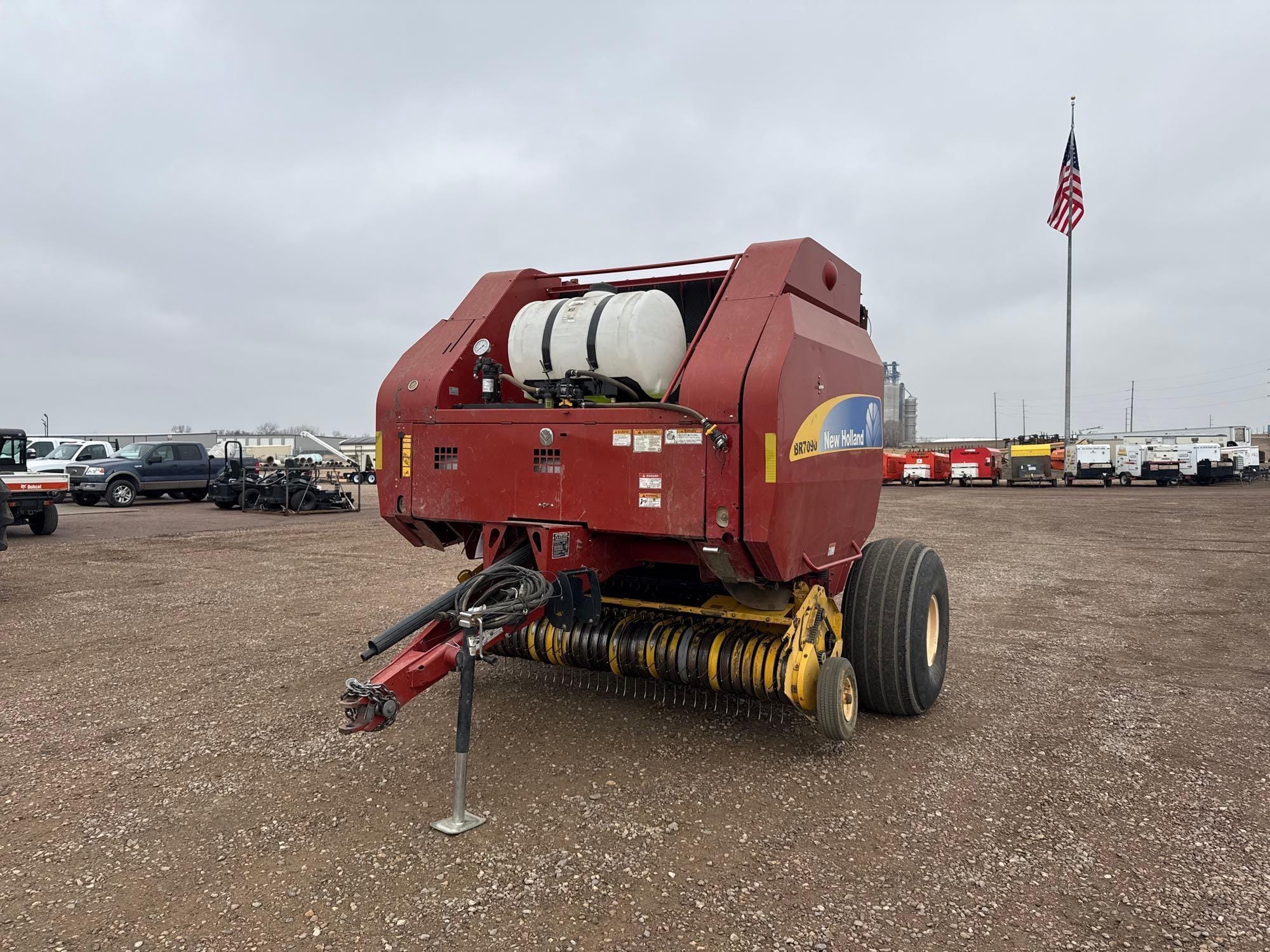 2010 New Holland BR7090 Equipment Image0