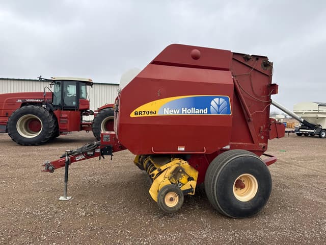 Image of New Holland BR7090 equipment image 1