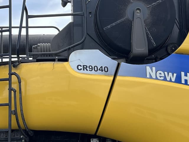 Image of New Holland CR9040 equipment image 2
