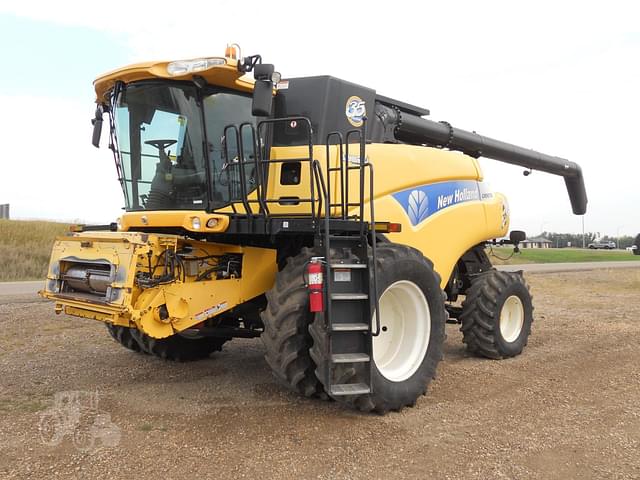 Image of New Holland CR9070 equipment image 3