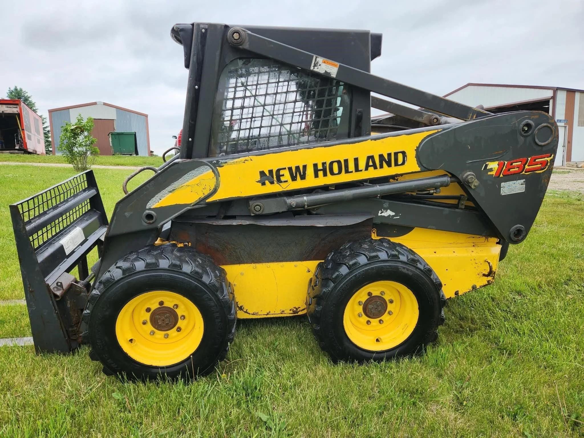 2010 New Holland L185 Equipment Image0