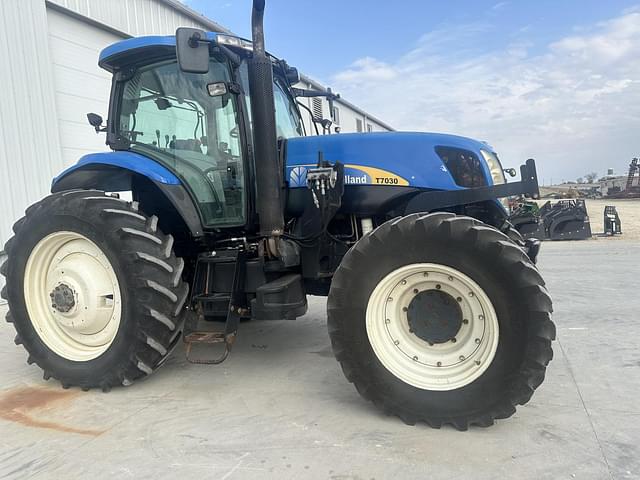 Image of New Holland T7030 equipment image 1