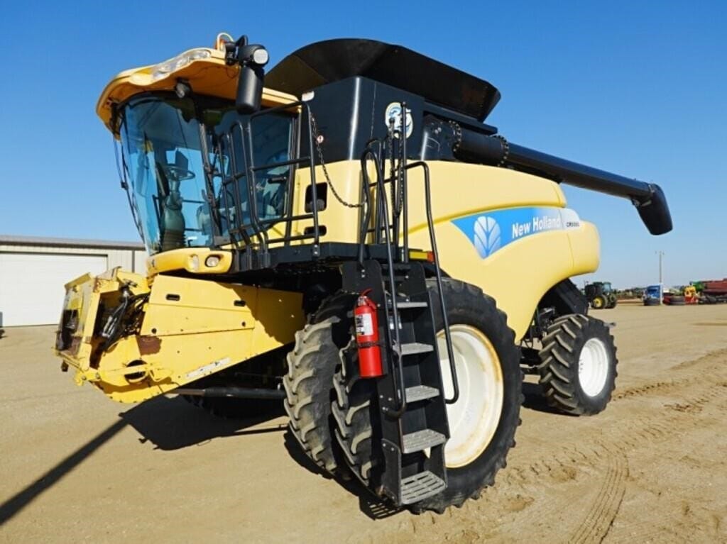2010 New Holland CR9060 Equipment Image0