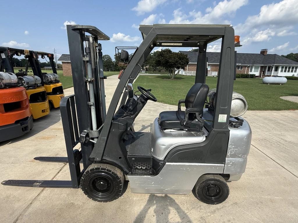 2010 Nissan MP1F1A20LV Equipment Image0